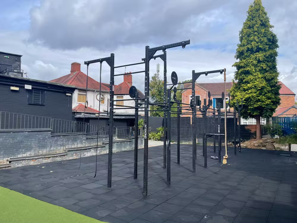 Outdoor calisthenics rig